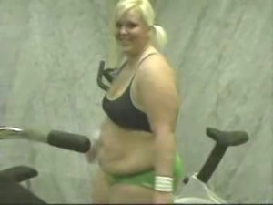 Fat BBW chick tries to work out.