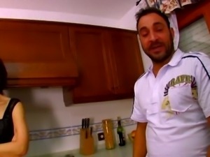 french mature get fucked in kitchen troia salope anal culo