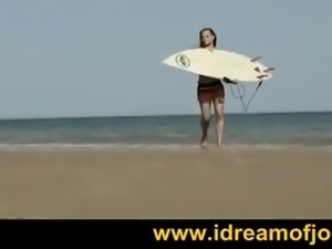 Stunning surf babe gets horny on the beach