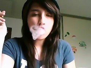 Webcam Girl smoking Bong &amp;amp; Cigarette