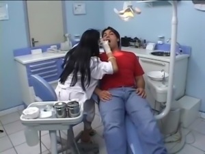 Mirela dentista dando o c
