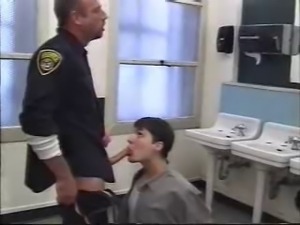 Cop fucks prisioner