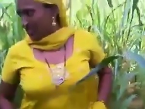 Indian Flashes Her Pussy In The Field