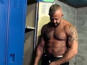 Mature muscles assfucking in lockerroom