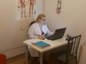 española gordita doctora se tira al paciente en su consulta