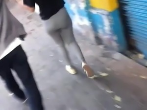 big ass treen walking with boyfriend Culona marcando el culo