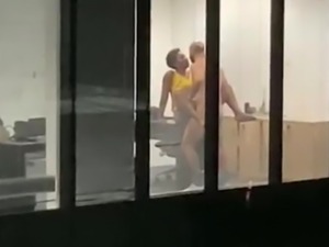 Flagra casal metendo gostoso no AP Voyeur window sex